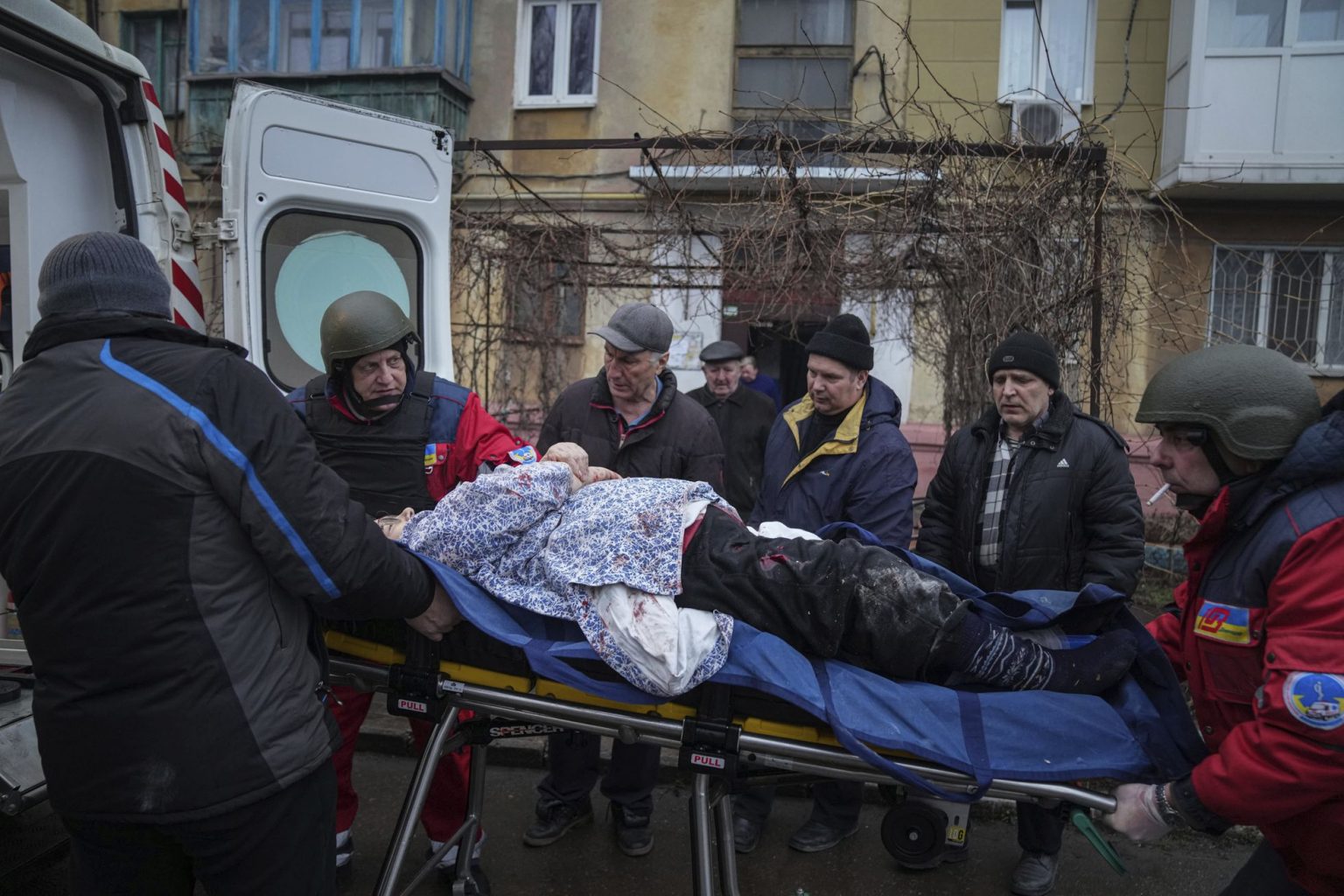 Ucrania acusa a Rusia de incumplir el alto el fuego y paraliza la evacuacion
