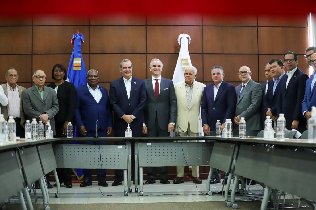 Abinader anuncia aumento salarial de un 24 para el sector construccion