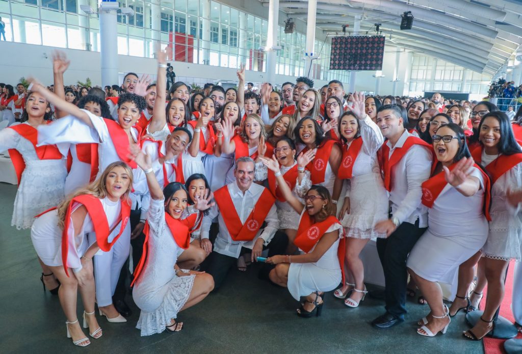 Abinader recomienda a jóvenes graduados perseverancia, continuar estudios, honestidad y prudencia para alcanzar el éxito Abinader recomienda a jovenes graduados perseverancia