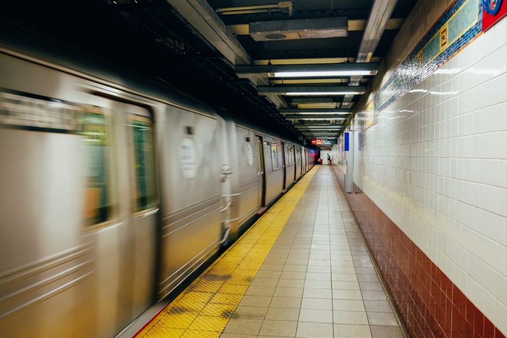El metro pasa en una estacion de Nueva York