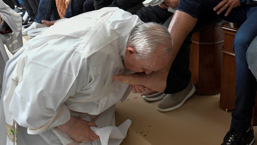 El papa Francisco lava y besa los pies de los reclusos de una carcel en Italia