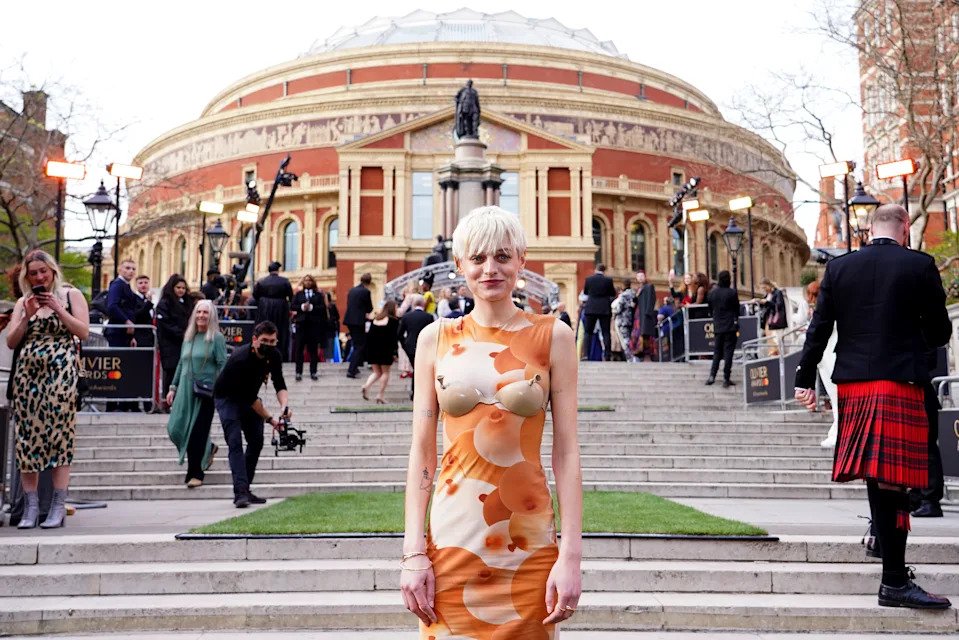 Emma Corrin se desmarca del estilo de Lady Di con el vestido mas viral de los premios Olivier1