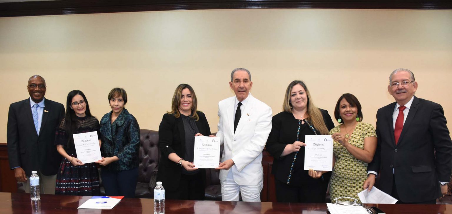Garcia Fermin encabeza entrega certificados a 36 estudiantes