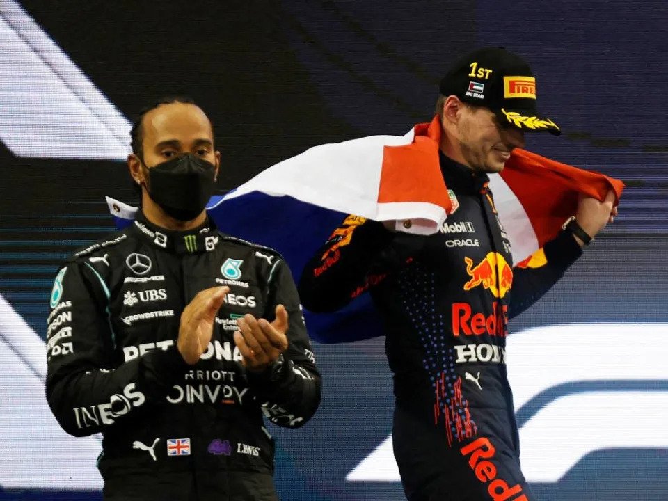 Lewis Hamilton y Max Verstappen en el podio del GP de Abu Dabi 2021