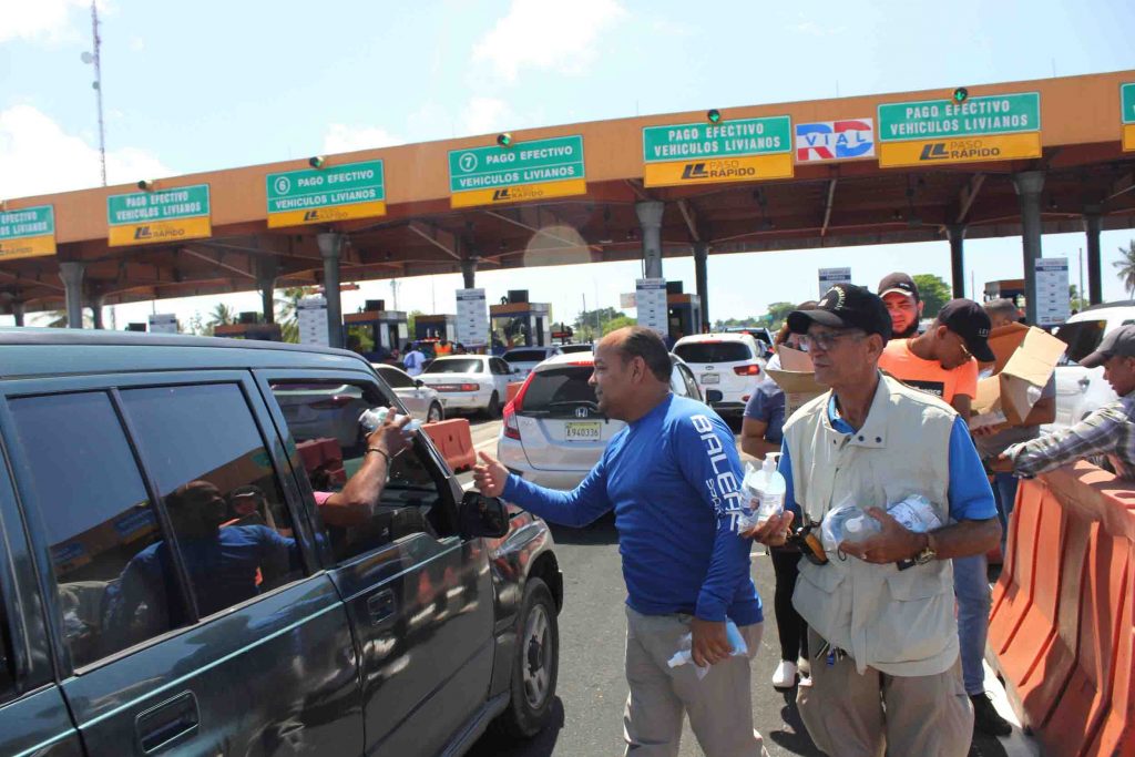 Llama a la población a fomentar valores espirituales, morales y ciudadanos Ludwig Alvarez desarrolla operativo de distribucion de botiquines en el peaje de Boca Chica con motivo de Semana Santa