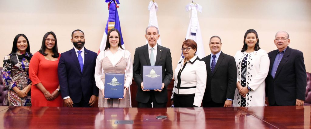 MESCYT y UAF suscriben convenio para impartir programas sobre prevencion de lavado en universidades