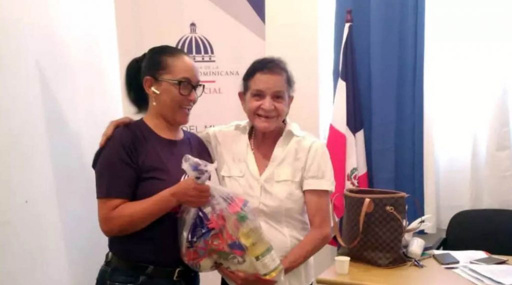 Plan Social de la Presidencia entrega alimenticias y de kits de Habichuelas con Dulces a familias pobres en Jarabacoa
