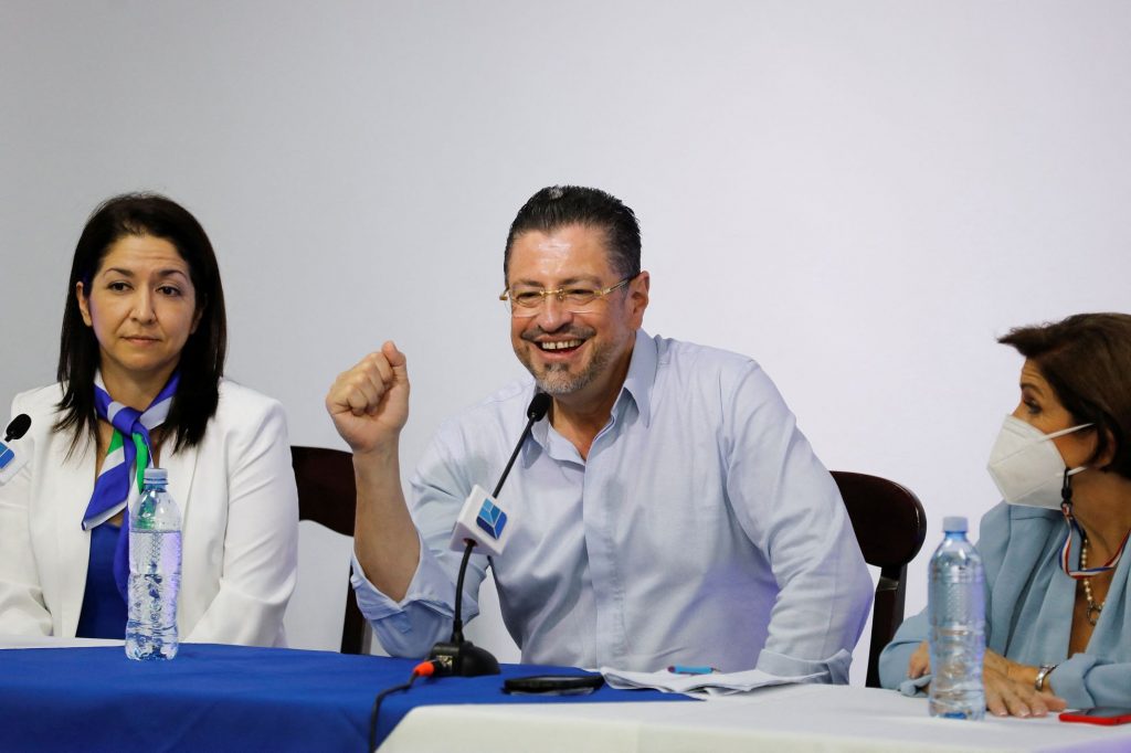 Rodrigo Chaves en una rueda de prensa este domingo