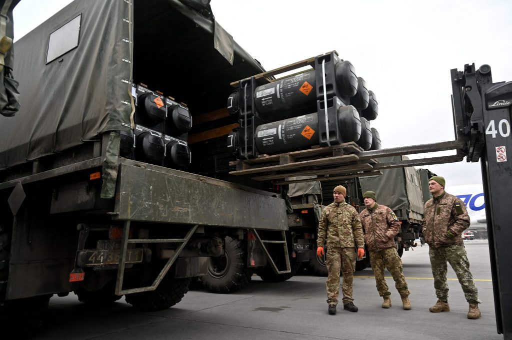 Soldados ucranios descargan misiles estadounidenses en el aeropuerto de Kiev