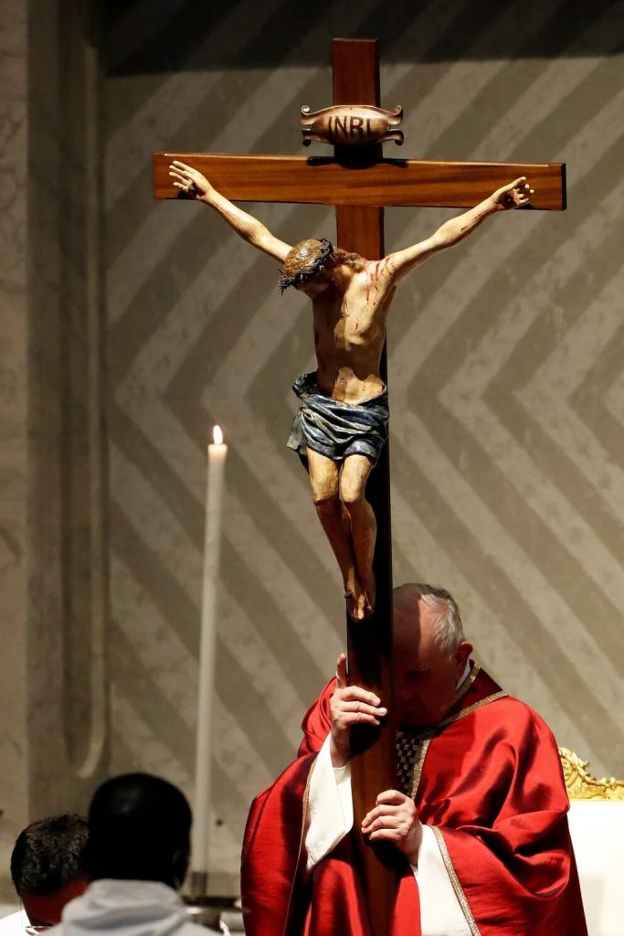papa Francisco sostiene la cruz de Cristo