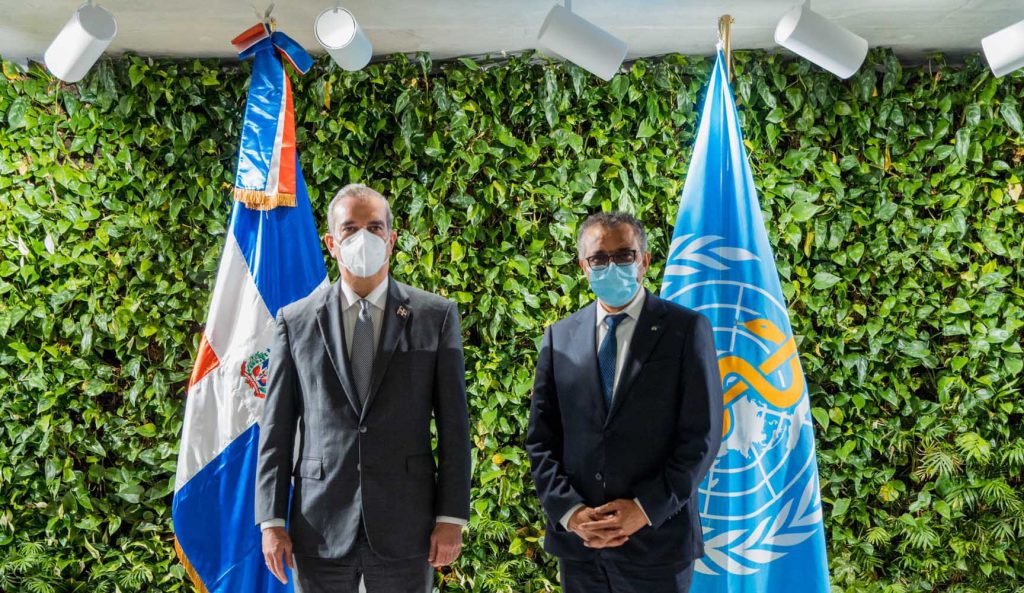 Abinader felicitado por director general de la OMS