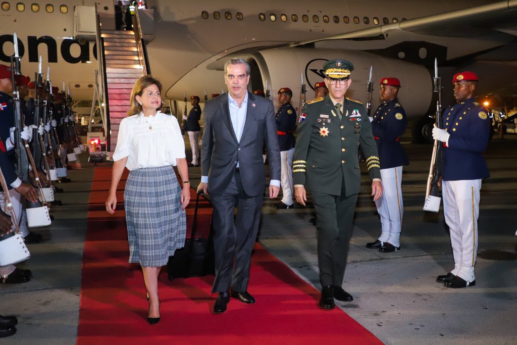 Presidente Abinader regresa al país desde Suiza tras destacada participación en la 75va Asamblea Mundial de la Salud y el FEM Abinader regresa al pais desde Suiza