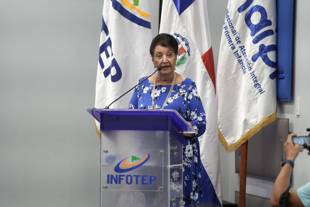 Besaida Santana directora ejecutiva de Inaipi se dirige a los presentes