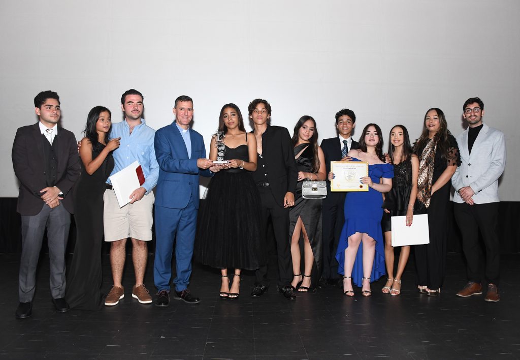 Realizan con éxito XIII Festival de Cine Loyola 2022 “De la Pluma al Cine” Foto 1 P. Jorge William Hernandez Diaz SJ .Rector del Colegio Loyola junto a Oscar Casalis entregan Mejor corto votado por el publico Mirrors