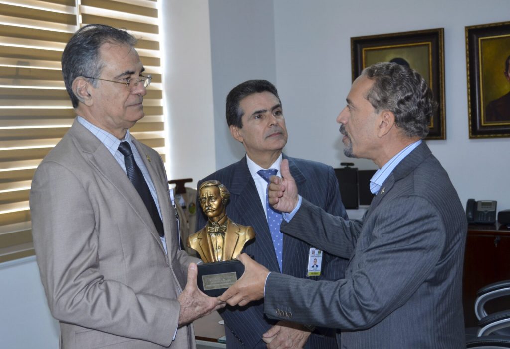Foto 2 Juan Pablo Uribe le entrega el busto del patricio a Ygnacio Pascual Camacho Hidalgo