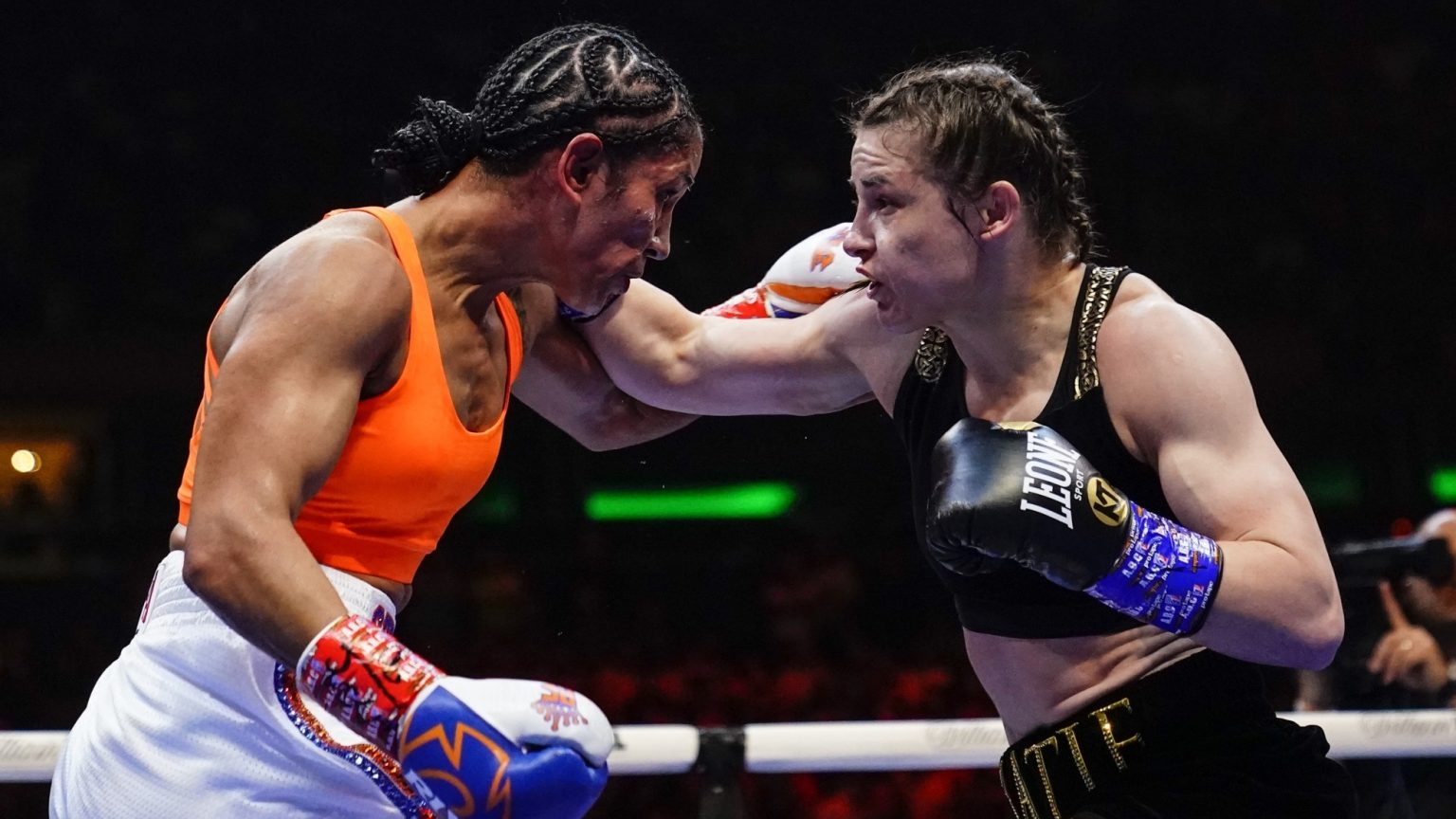 Katie Taylor vence a Amanda Serrano y sigue como la reina del boxeo femenino