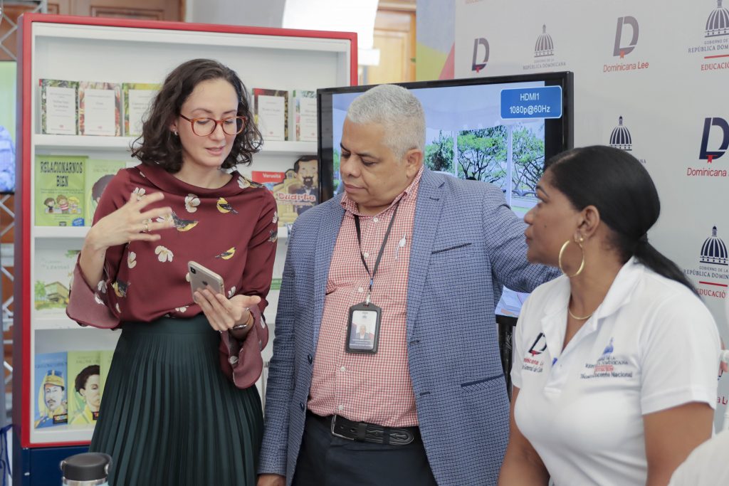 La encargada del programa Cultura Ciudadana de Superate Nadime Bacha explica como aplicar la guia en escuelas y colegios.