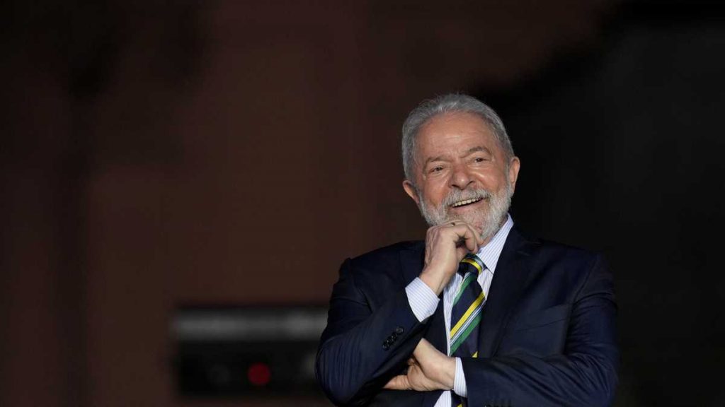 Lula da Silva lanza su candidatura a la Presidencia para reconstruir a Brasil