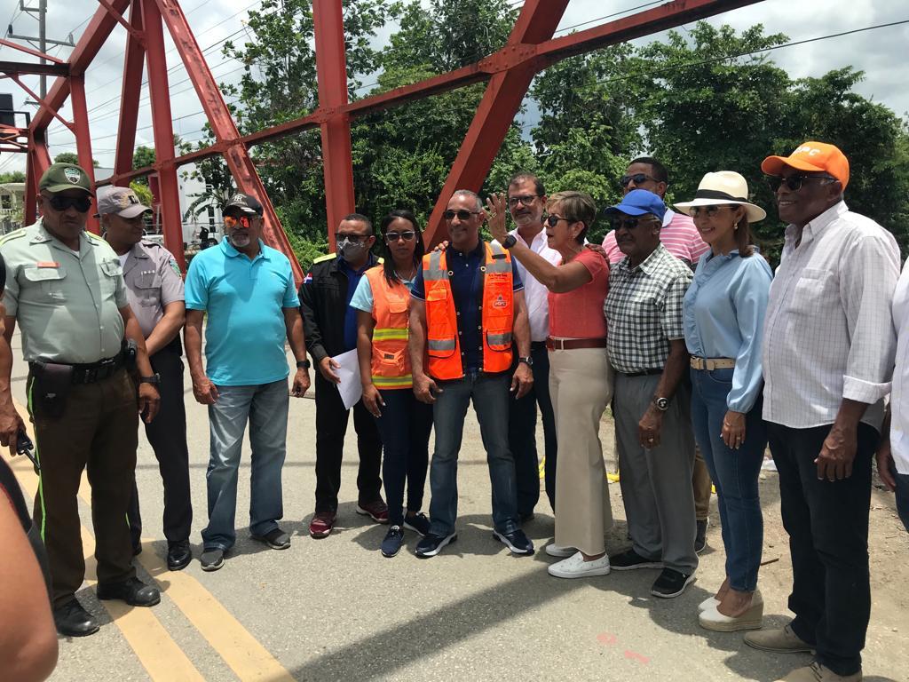 MOPC Rehabilita paso de vehiculos en el puente Cangrejo en Sosua