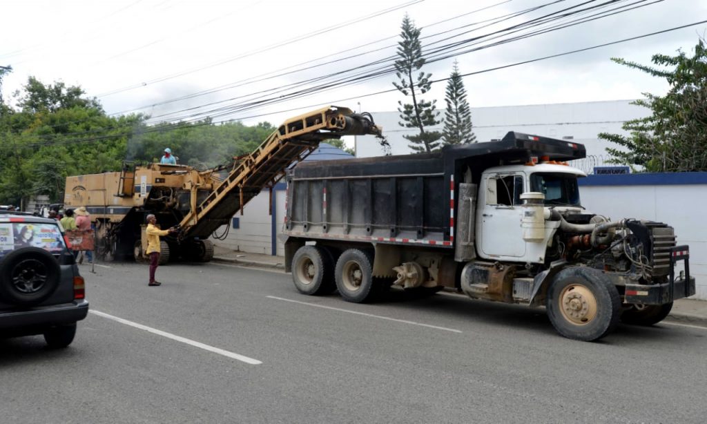 Obras Publicas inicia reasfaltado en avenida Jacobo Majluta