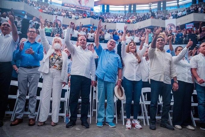 Paliza y Carolina arrasan en cierre de campana en Coliseo Teo Cruz del PRM