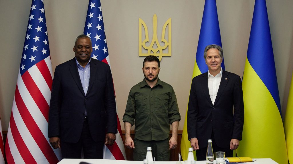 Volodimir Zelenski entre los secretarios de Defensa de EE UU Lloyd Austin y de Estado Antony Blinken
