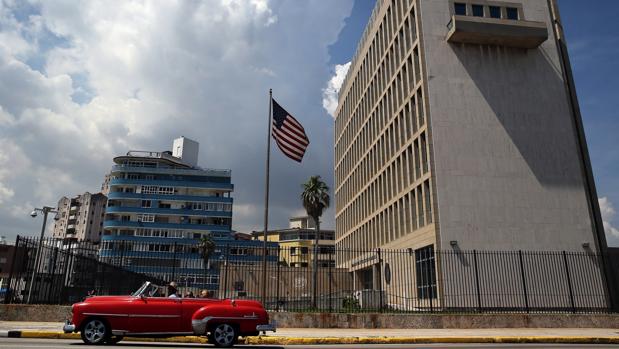 auto pasa frente a la embajada de EEUU en Cuba