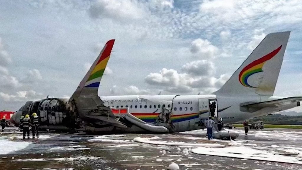 avion de pasajeros se incendia en un aeropuerto de China tras salirse de pista