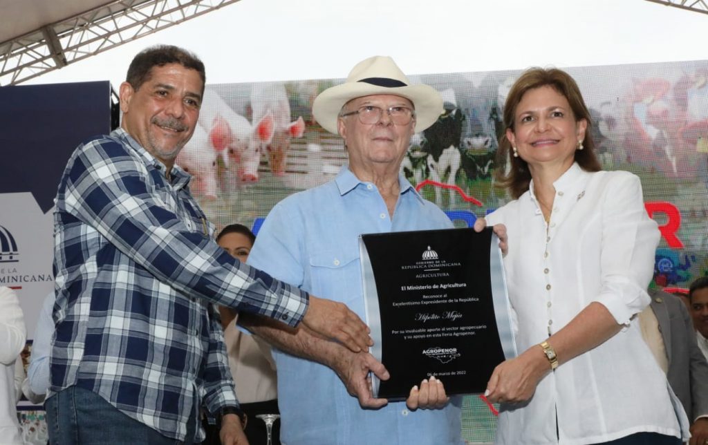 Vicepresidenta Raquel Peña inaugura Feria Agropecuaria de la región Norte en San Francisco de Macorís hipolito limber y raquel e1651929234767