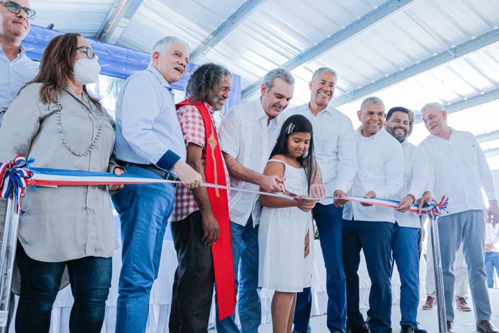 Abinader inaugura rehabilitacion electrica en Jacagua Santiago