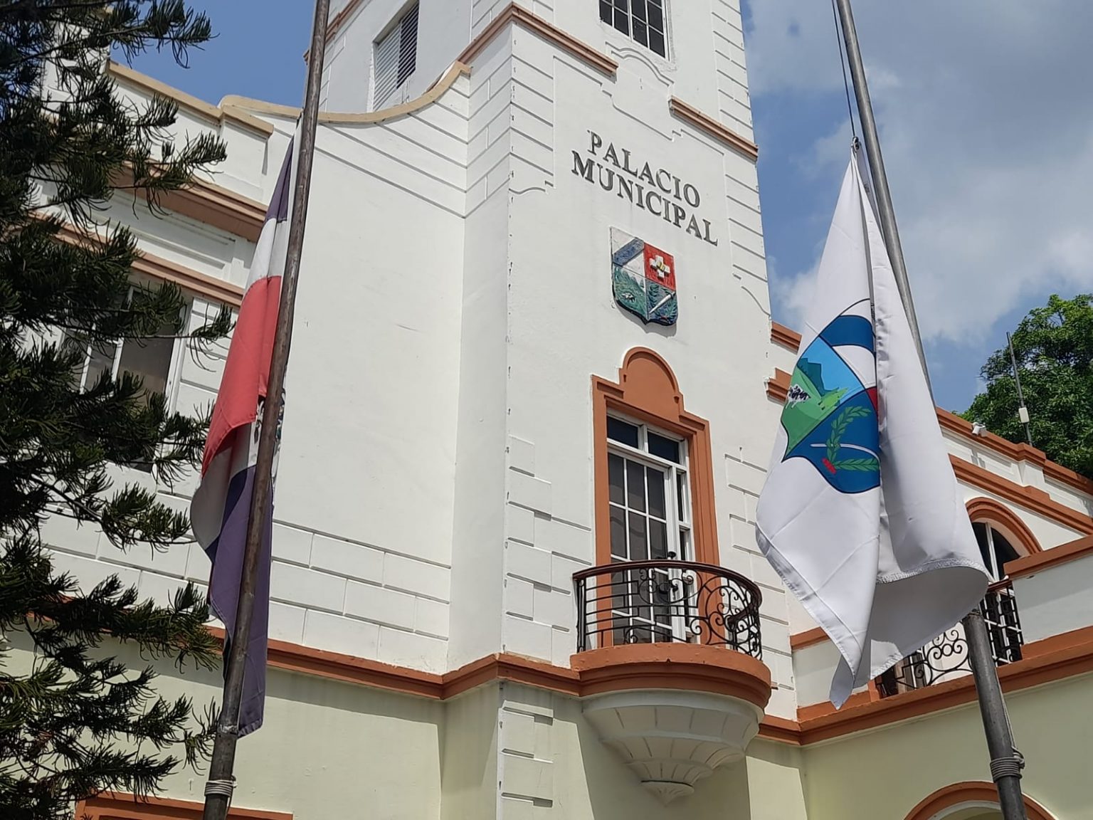 Banderas a media asta en el Ayuntamiento de San Cristobal
