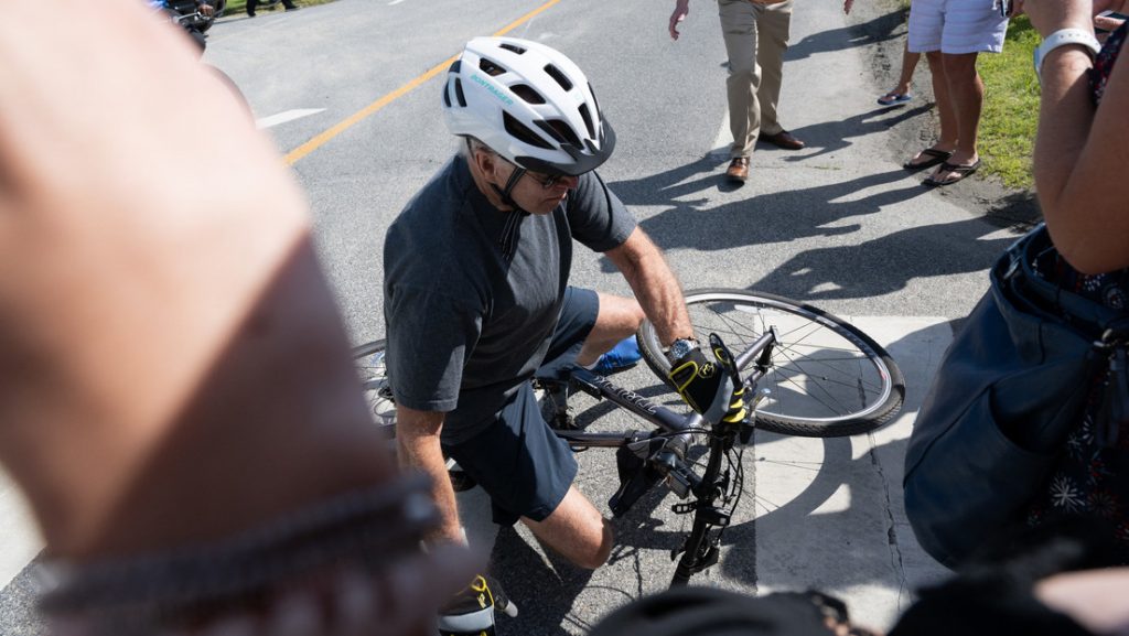 Biden cae de su bicicleta durante un paseo en Delaware