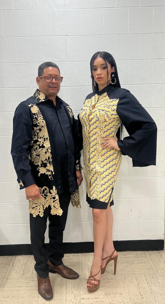 El diseñador internacional Francisco Rodríguez es consagrado como el nuevo “Faraón de las chacabanas dominicanas” FOTO Principal Francisco Rodriguez Faraon junto a una de las modelos