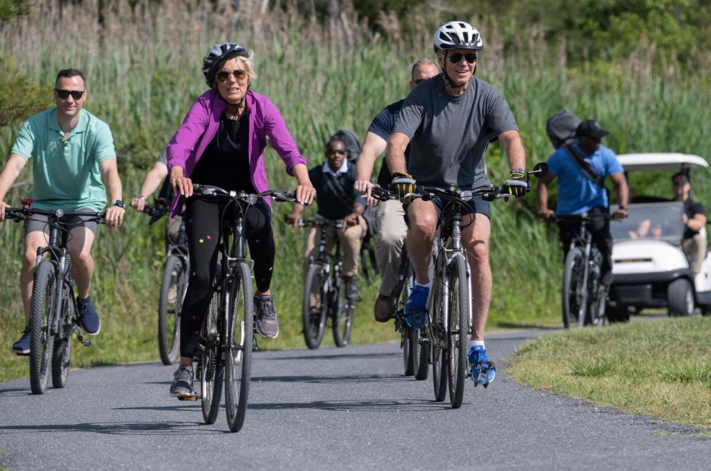 Joe Biden se cae de la bicicleta durante un paseo por Delaware2