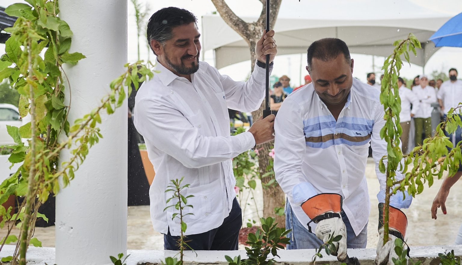 Oscar San Martin Gerente General de CEPM y Manolito Ramirez Alcalde de Veron Punta Cana