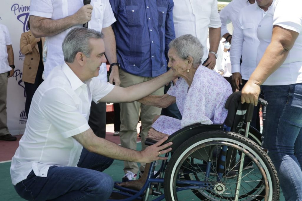 Abinader beneficia con pension y reparacion de casa a senora de 105 anos