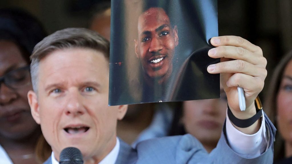 Bobby DiCello muestra una fotografia de Jayland Walker