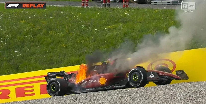 Carlos Sainz con el carro en llamas eljacaguero