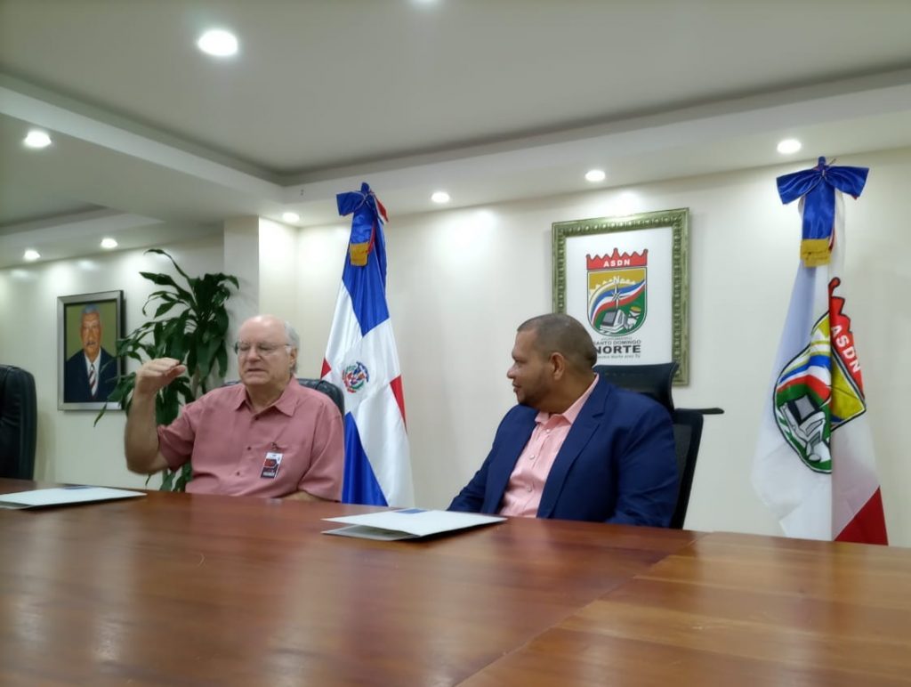 Director del IDDI explica aspectos tecnicos del proceso de saneamiento al Alcalde de Santo Domingo Norte