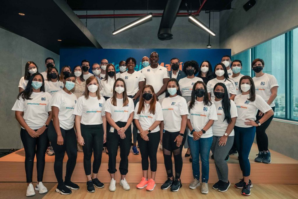 Paulino durante la jornada de integracion con empleados del Banco Popular.