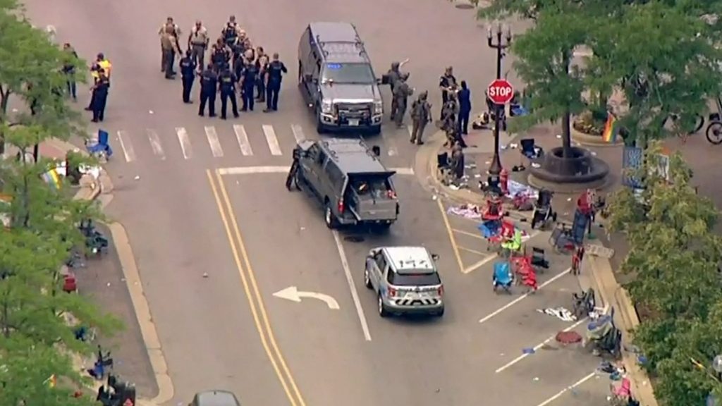 Tiroteo en un desfile del 4 de Julio en un suburbio de Chicago: al menos 6 muertos y 24 heridos Tiroteo en un desfile del 4 de Julio al menos 6 muertos y 24 heridos1