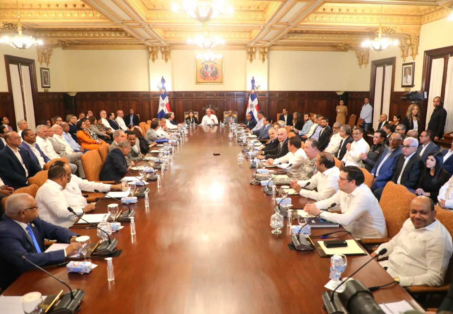 Abinader encabeza en el Palacio Nacional consejo ministros y directores