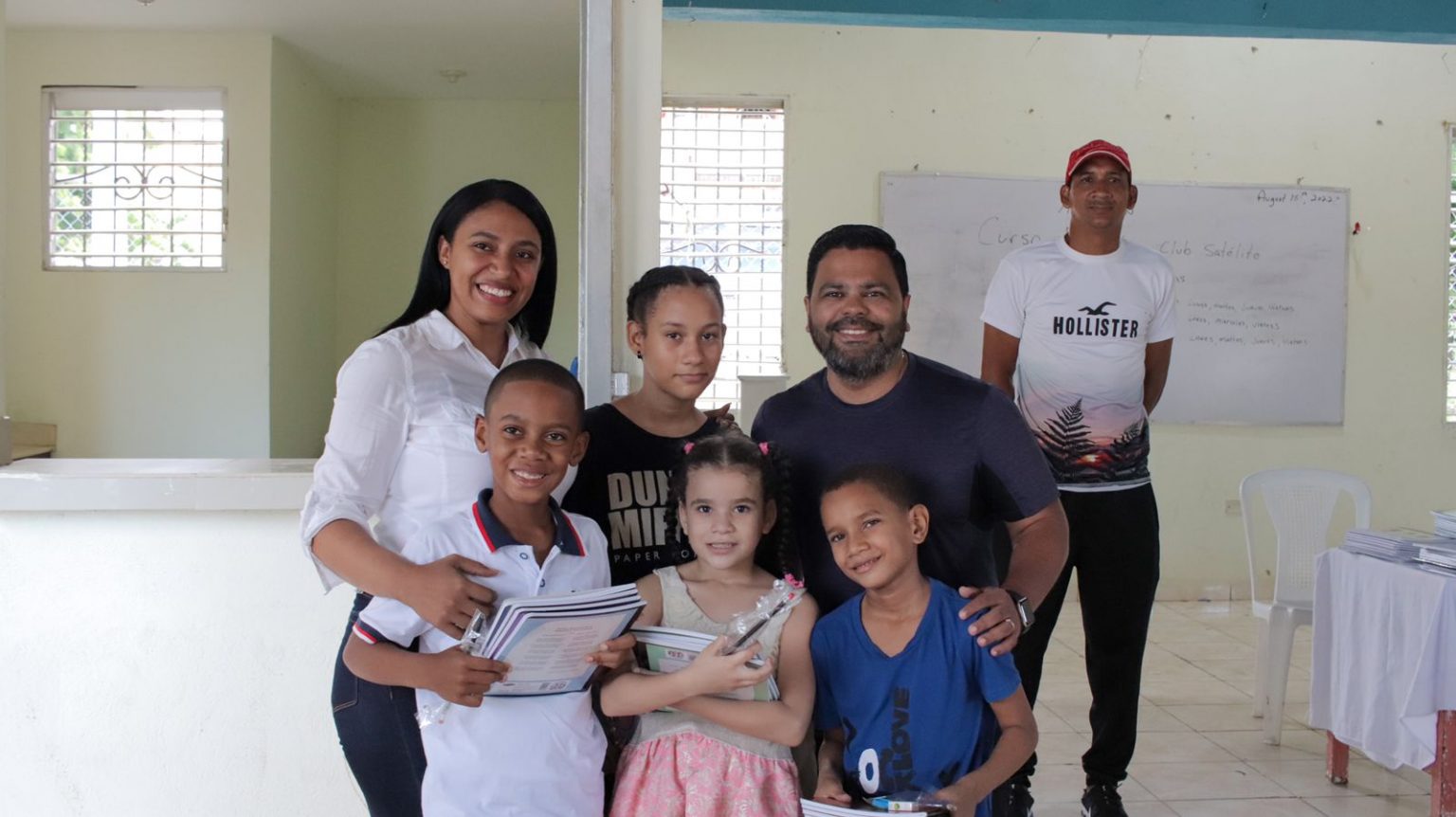 Diputado Leonardo Aguilera entrega utiles escolares en la provincia de Santiago