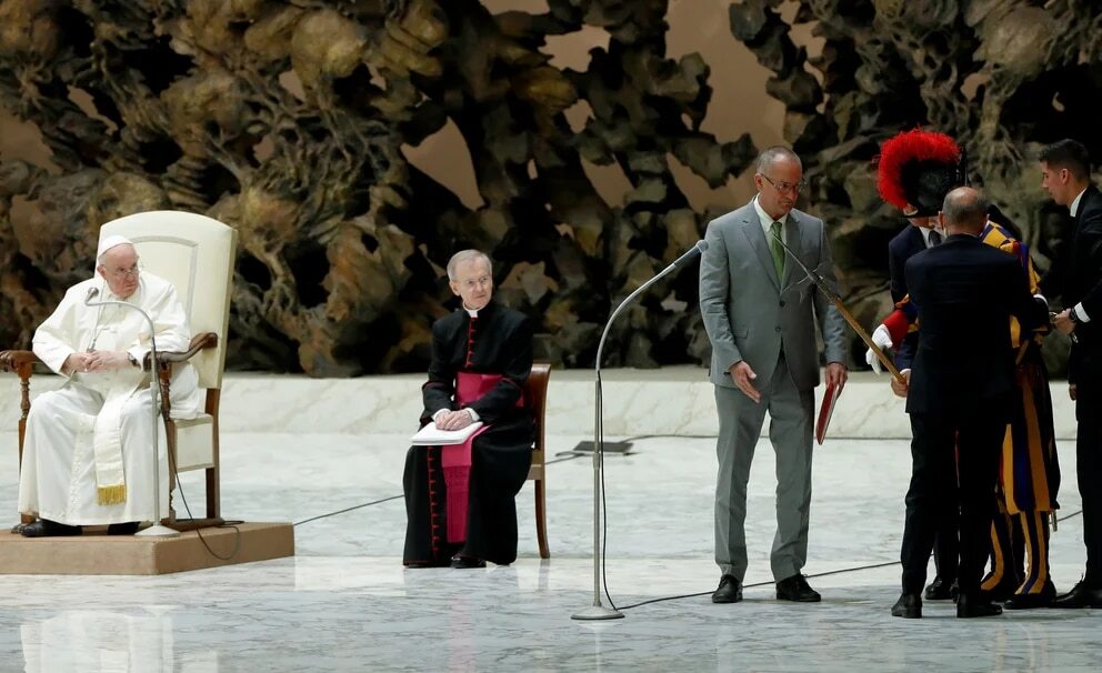 El guardia es ayudado a pararse ante la mirada del Papa