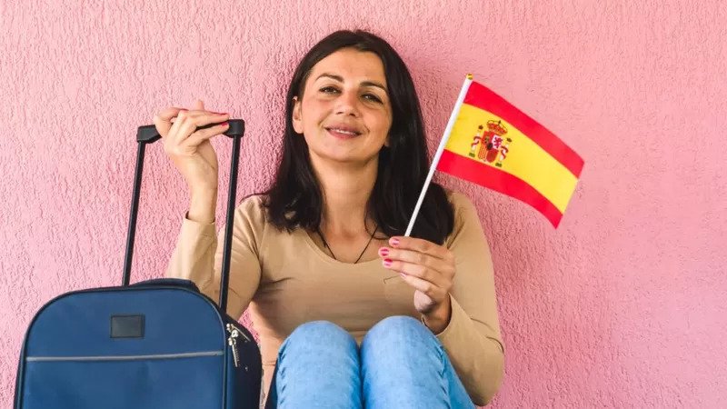 Espana entreabre sus puertas al modificar la ley de inmigracion