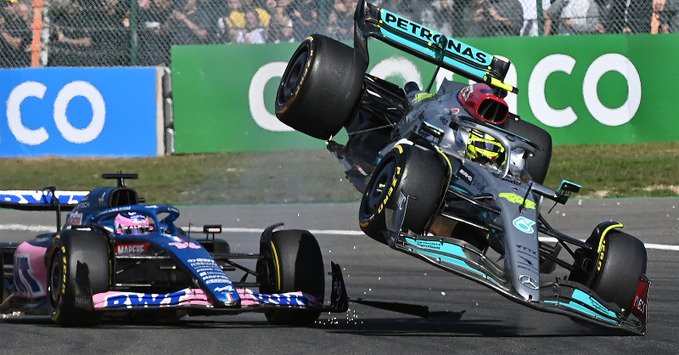 Hamilton salto por los aires tras tocarse con el Alpine de Fernando Alonso