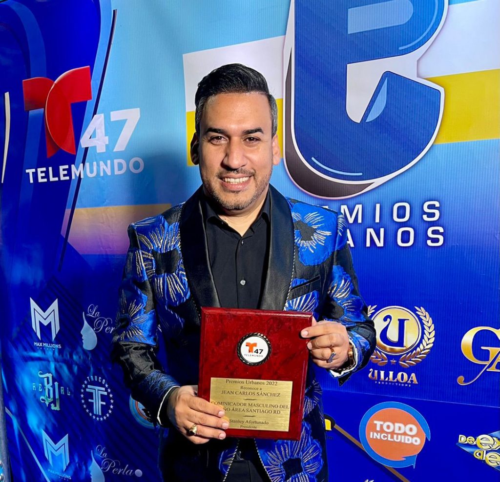 Jean Carlos Sanchez recibe distincion Premios Urbanos