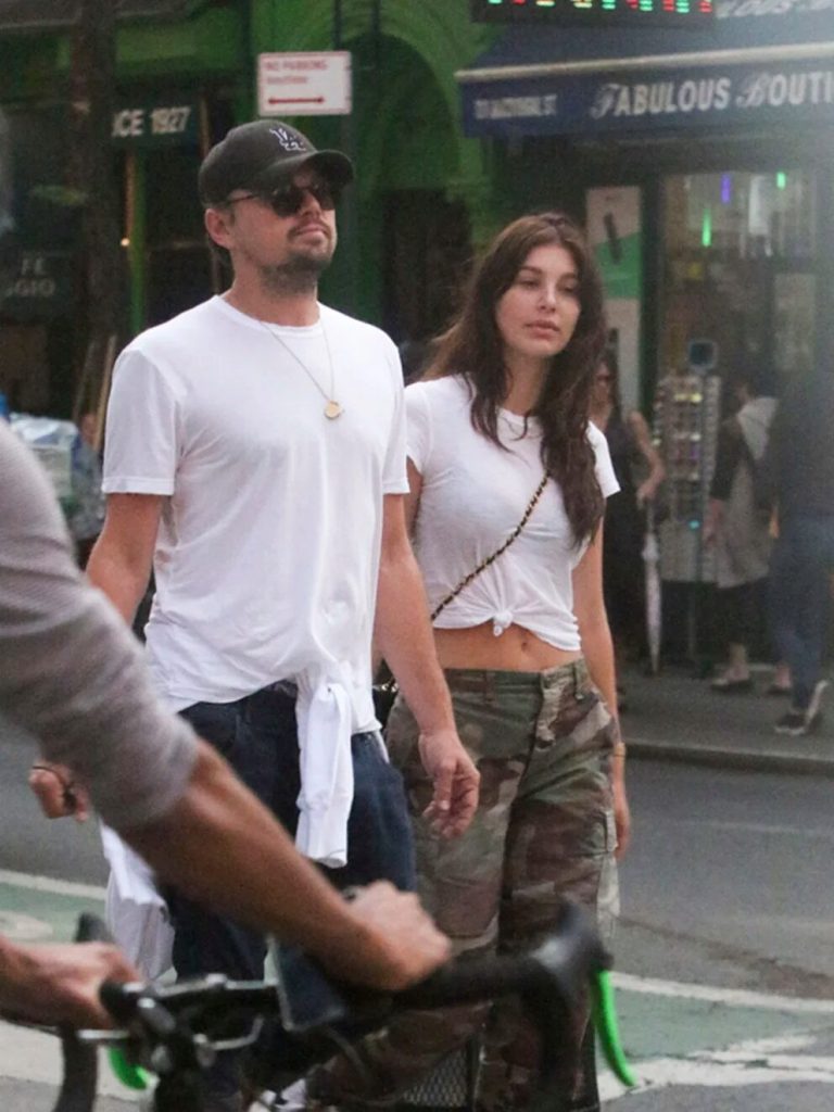 Leonardo DiCaprio y Camila Morrone en los inicios de su noviazgo The Grosby Group