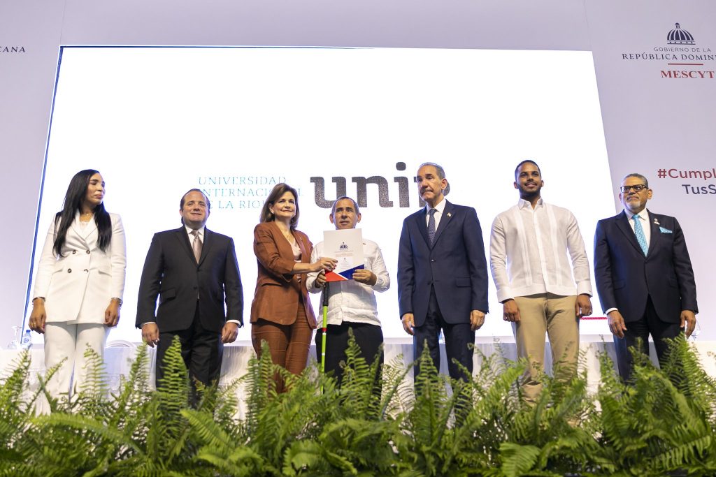 Mescyt otorga 10 mil becas nacionales e internacionales