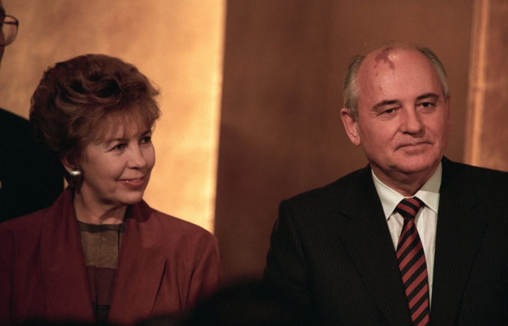 Mijail Gorbachov y su esposa Raisa